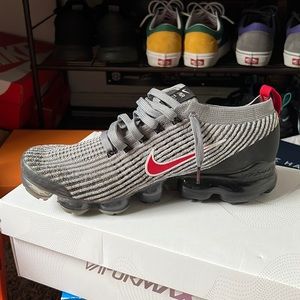 Practically brand new vapormaxes. I loved this shoe I just grew out of them.